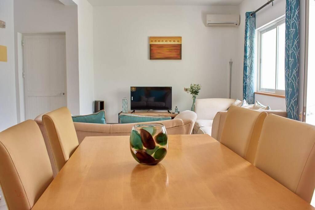 Apartamento T3 Encantador Com Piscina Wifi E Perto De Praia Санта-Мария Экстерьер фото
