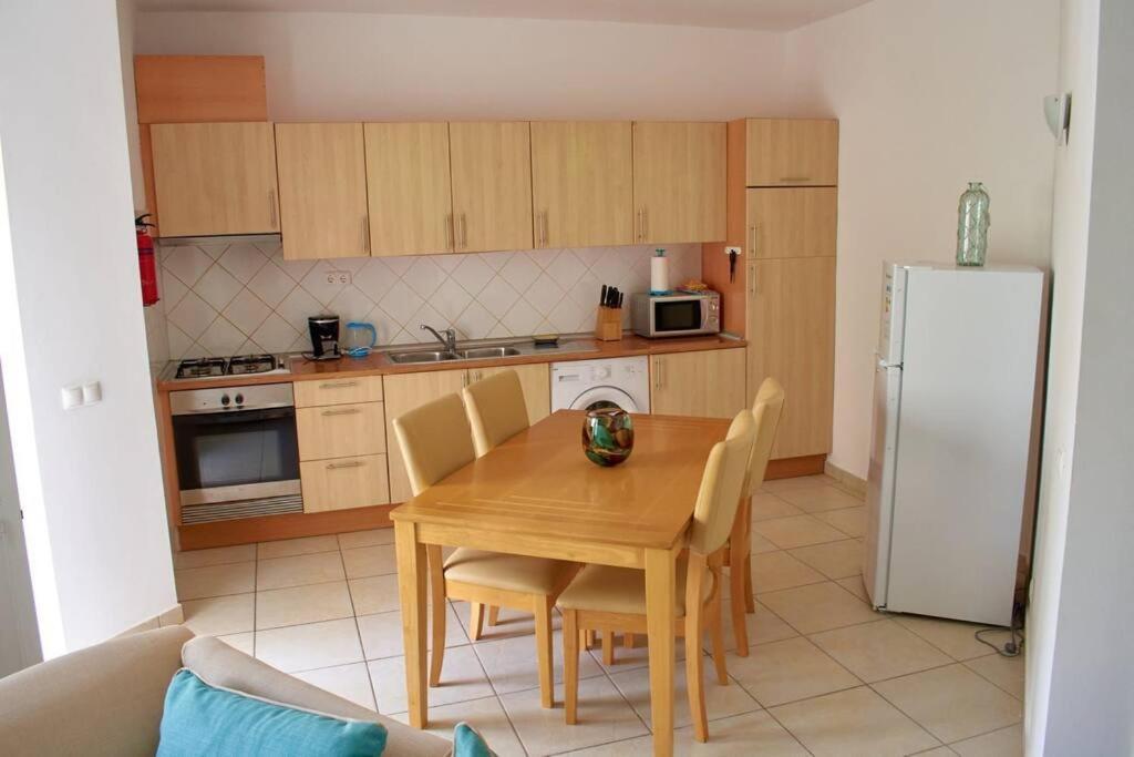 Apartamento T3 Encantador Com Piscina Wifi E Perto De Praia Санта-Мария Экстерьер фото